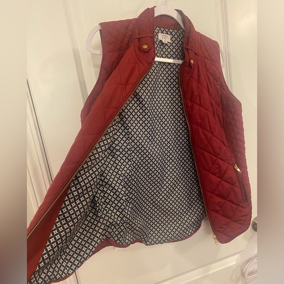 Crown & Ivy Quilted Vest Sz M Burgundy Gold Hardware Puffer - Picture 6 of 7